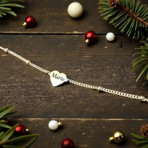 Narukvica sa zlatnim privjeskom u obliku srca i imenima graviranim s obje strane, emotivan poklon.