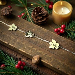 Zlatna narukvica s tri privjeska anđela i personaliziranim imenima, emotivan poklon za ženu ili majku.