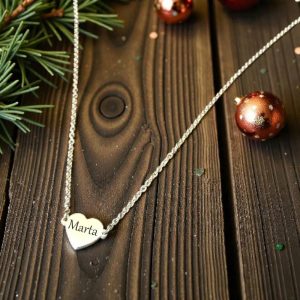 Ogrlica u zlatnoj boji s privjeskom u obliku srca i graviranim imenima s obje strane, personalizirani poklon.