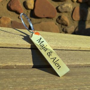 Zlatni čelični privjesak s imenima i tekstom, elegantan personalizirani poklon s posebnom porukom.