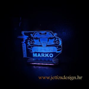 Akrilna lampa s motivom Mercedesa i imenom po želji – tražite li poseban poklon za ljubitelja automobila?