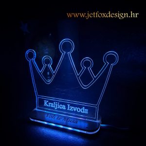 Akrilna LED lampa s motivom krune i personaliziranim natpisom, moderan ukras i jedinstven poklon za posebnu osobu.