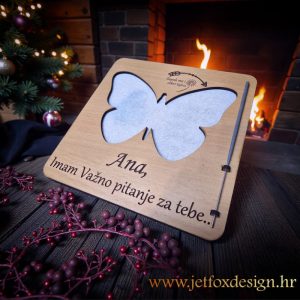 Vatrena pitalica u obliku leptira koja otkriva skrivenu poruku – tražiš li poseban i emotivan način za važno pitanje?