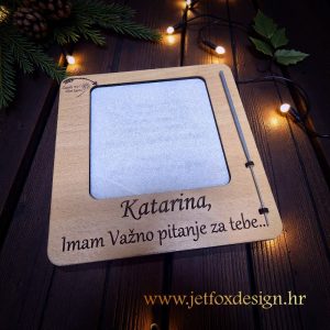 Čestitka s efektom sagorijevanja u obliku kocke – kako iznenaditi kumu, kuma ili voljenu osobu nezaboravnim pitanjem?