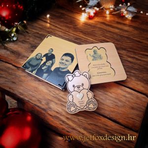 Emotivna čestitka u obliku mede curice s graviranom zahvalom i fotografijom – idealna za postavljanje pitanja o kumstvu.