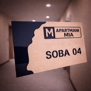 Oznaka apartmana i sobe s kućnim brojem – želite funkcionalan i estetski natpis za objekt?