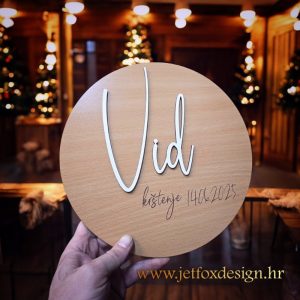 Drveni krug s natpisom Sretno krštenje i datumom krštenja – želite poklon koji ostaje trajna uspomena?