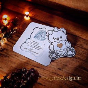 Medo curica kao drvena pitalica za kumstvo s fotografijom i imenom – nježan i osoban poklon.