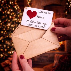 Drvena čestitka u obliku pisma s pitanjem Hoćeš li biti moja kuma – tražiš li poseban i osoban način postavljanja važnog pitanja?