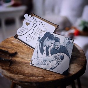 Originalna čestitka za kumstvo u obliku dječjeg stopala s personaliziranim elementima – ime, fotografija i posveta.