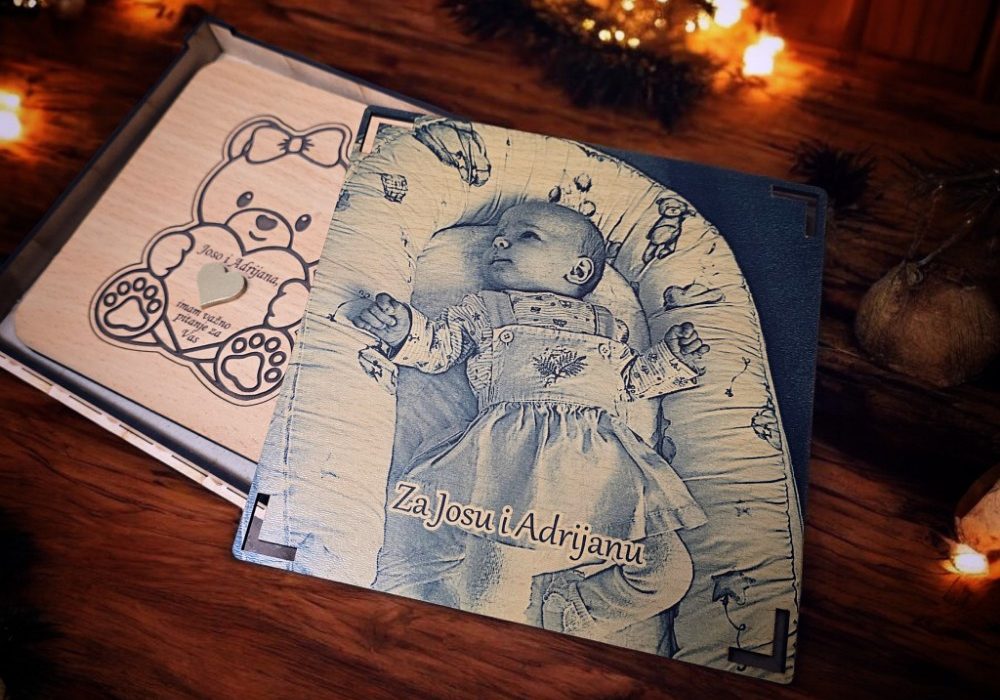 Personalizirana drvena pitalica za kumove u obliku srca, s ugraviranim pitanjem koje ostavlja bez riječi.