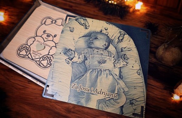 Personalizirana drvena pitalica za kumove u obliku srca, s ugraviranim pitanjem koje ostavlja bez riječi.
