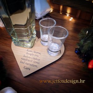 Drvena tacna za bocu rakije i čaše s personaliziranim tekstom za kuma i kumu – tražiš li poseban i emotivan poklon za krštenje?