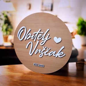 Drveni krug s obiteljskim natpisom i malim srcem kao simbolom doma – tražite li personalizirani poklon za obitelj?