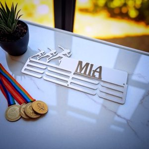 Personalizirani držač za medalje trčanje s motivom trkačice – što pokloniti sportašici koja živi za trčanje?