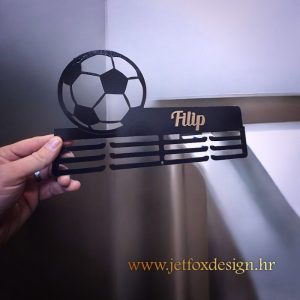 Drveni držač za medalje s nogometnom loptom i imenom – želiš li unikatnu uspomenu za dječju sobu sportaša?