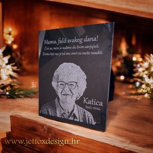 Granitna nadgrobna ploča s personaliziranim tekstom i fotografijom – tražite li trajno i dostojanstveno rješenje za spomenik?