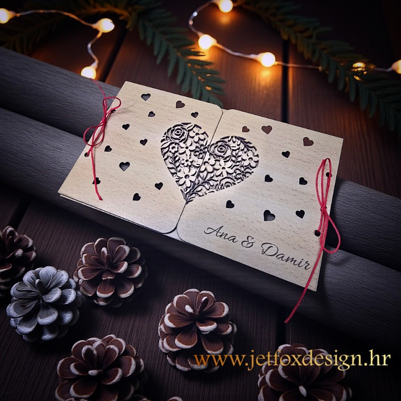 Drvena čestitka u obliku knjige s motivima srca, imenima na naslovnici i skrivenim pitanjem za kumstvo.