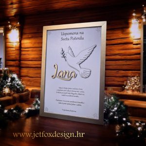 Poklon za krizmu – dekoracija s motivom golubice, ugraviranim imenom i tekstom po želji kupca.