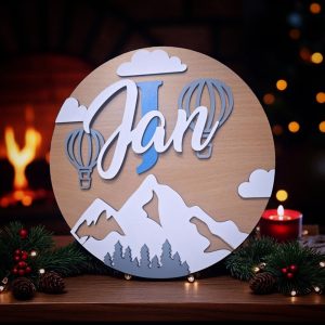 Drveni krug s imenom i motivom planina, letećih balona i oblaka – tražite li personalizirani poklon s pričom?