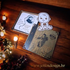 Drvena čestitka u obliku dječaka s personaliziranim imenom i fotografijom, otkriva pitanje “Želiš li biti moj kum?”.