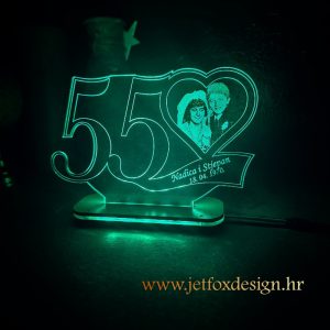 ALT tekst: Lampa za 55. godišnjicu braka s imenima i posvetom – tražite li poseban poklon za smaragdnu obljetnicu?