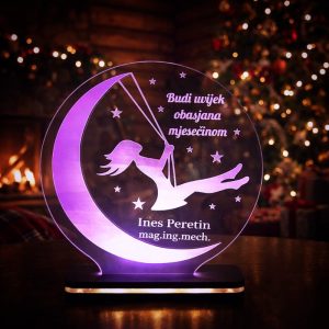 Personalizirana LED lampa djevojka na mjesecu s imenom i tekstom za promociju – tražiš li poklon koji simbolizira ostvarene snove?