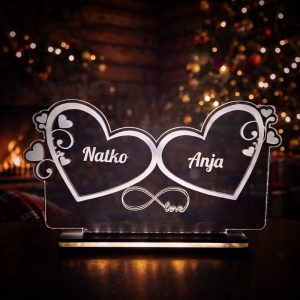 Personalizirana LED lampa dva srca s imenima mladenaca, simbol ljubavi i zajedništva – tražiš li poklon koji ostaje trajna uspomena?