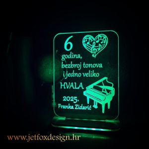 Personalizirana lampa s motivom klavira za ljubitelje glazbe – tražite li poklon koji spaja emociju i strast prema klaviru?