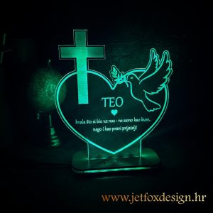 Personalizirana lampa srce s križem i golubicom, imenom i posvetom – tražite li dostojanstven poklon za krštenje, prvu pričest ili krizmu?