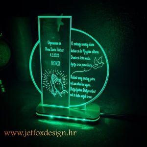 Elegantna lampa u čast svete pričesti s ugraviranim imenom pričesnika i simbolima vjere.