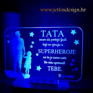 Lampa TATA superheroj s imenom i ponosnim tekstom – želite poklon koji dira srce svakog oca?