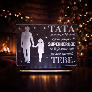 Personalizirana LED lampa tata superheroj s imenima djece – tražiš li poklon koji pokazuje da je tata pravi heroj obitelji?