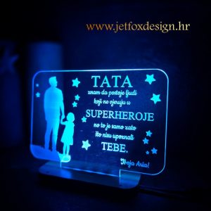 Lampa TATA superheroj sa siluetom tate i curice i personaliziranim tekstom – tražite li emotivan poklon za tatu?