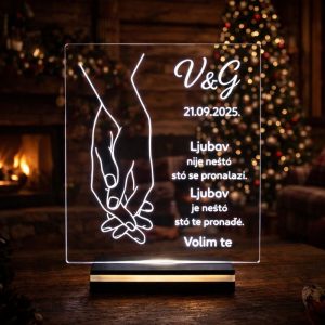 Personalizirana lampa zaljubljene ruke s imenima para, simbol bliskosti i ljubavi – tražiš li poklon koji govori bez riječi?