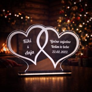 Personalizirana LED lampa dva srca s imenima i ljubavnim tekstom, simbol povezanosti – tražiš li poklon koji govori više od riječi?