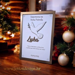 Ručno izrađen okvir s fotografijom, imenom i simbolom golubice kao trajna uspomena na sveti sakrament.