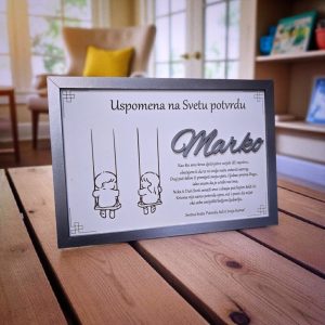 Dječji okvir uspomena s ilustracijom dječaka i djevojčice na ljulji, personaliziran imenom i porukom – što pokloniti djetetu da ostane za cijeli život?