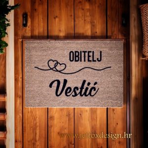 Personalizirani otirač s duplim srcem i prezimenom – tražiš li poklon koji već na ulazu govori tko ovdje živi?