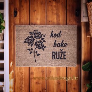 Personalizirani otirač Kod bake ispred ulaza – tražiš li poklon koji odmah govori gdje je najtopliji dom?