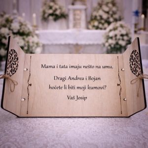 Čestitka pitalica u obliku knjige s pitanjem želiš li biti moja kuma – tražiš li poseban i emotivan način da postaviš važno pitanje?