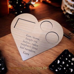 Personalizirana drvena tacna za rakiju s porukom Kum i Kuma čuvajte ovu bočicu – kako pokloniti rakiju na originalan način?