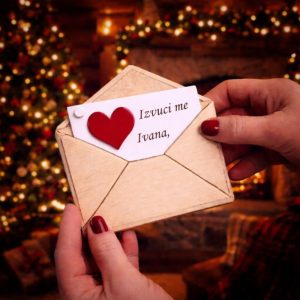 Personalizirano drveno pismo za kumu – kako postaviti pitanje za kumstvo na emotivan i drugačiji način?