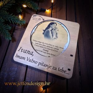 Vatrena pitalica s originalnim dizajnom koja otkriva pitanje "Hoćeš li biti moja kuma?" na poseban način.