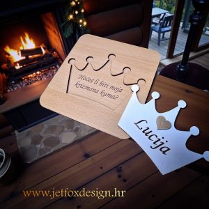 Dvobojna čestitka u obliku krune s personaliziranim pitanjem “Hoćeš li biti moja kuma?” – elegantan i simboličan poklon.