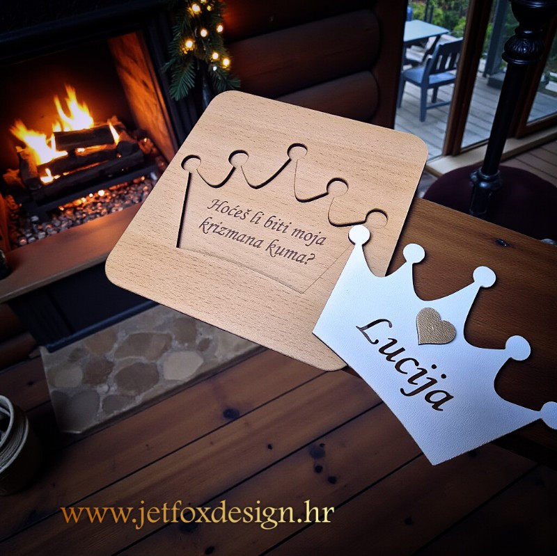 Dvobojna čestitka u obliku krune s personaliziranim pitanjem “Hoćeš li biti moja kuma?” – elegantan i simboličan poklon.