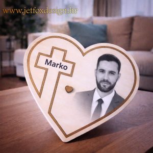 Drvena pitalica u obliku srca s križem za kumstvo – kako postaviti važno pitanje s vjerom i značenjem?