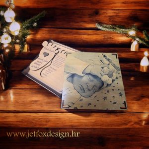 Gravirana pitalica u obliku dječjeg stopala s osobnom fotografijom i skrivenim pitanjem za kumstvo.