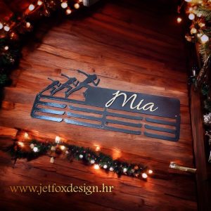 Drveni držač za medalje za trčanje s imenom i motivom djevojke – želiš li ponosno izložiti svaki uspjeh?