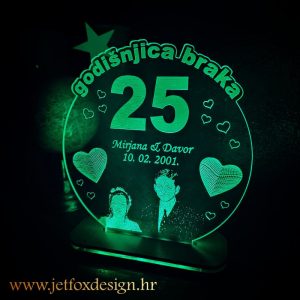 Unikatna personalizirana LED lampa od akrila s imenom, modernim postoljem i mogućnošću odabira boje svjetla. Tražite originalan personalizirani poklon?